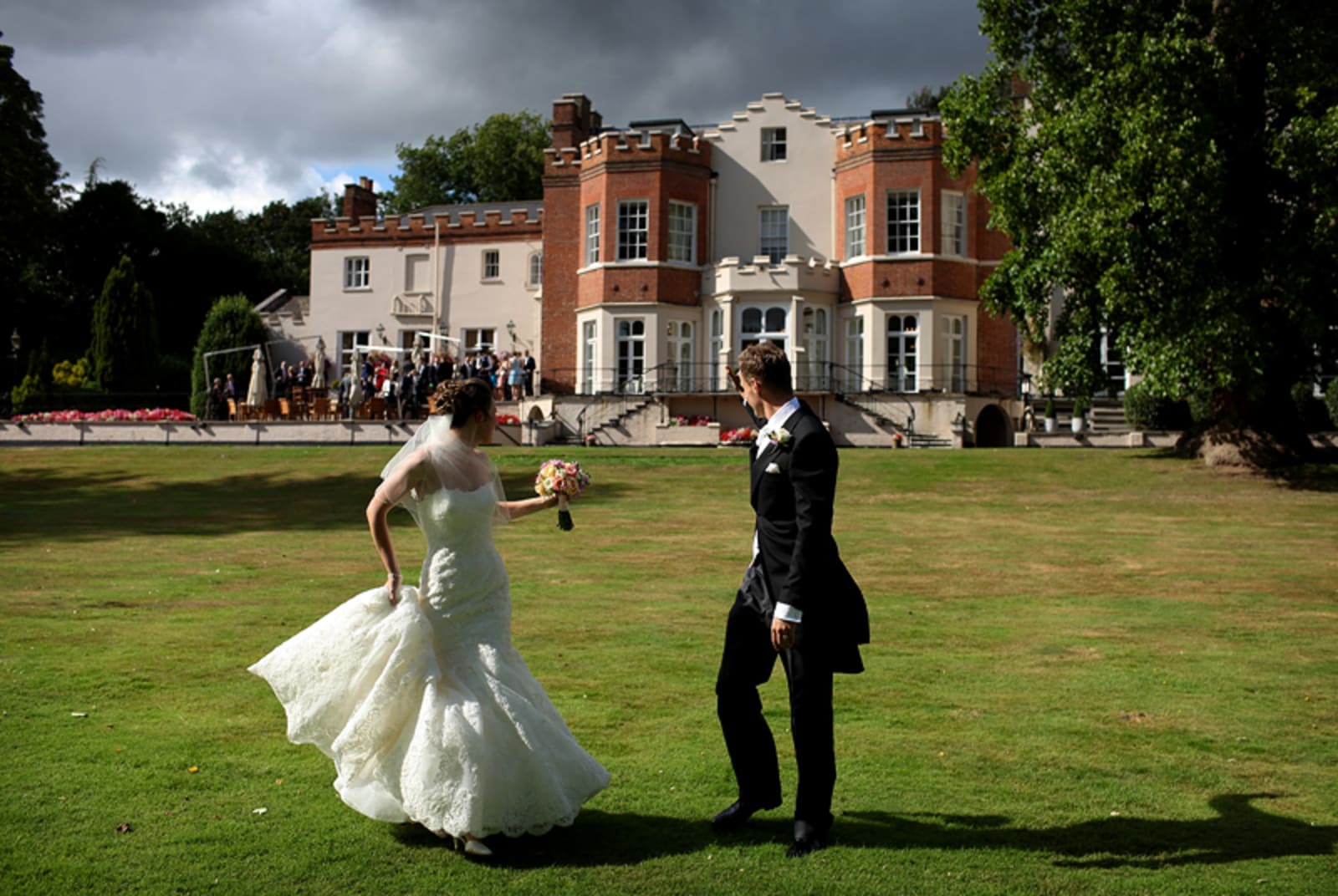 South East | Buckinghamshire | Maidenhead | Summer | Classic | Elegant | Blue | Pastels | Country House | Real Wedding | Guy Hearn Photography #Bridebook #RealWedding #WeddingIdeas Bridebook.co.uk 