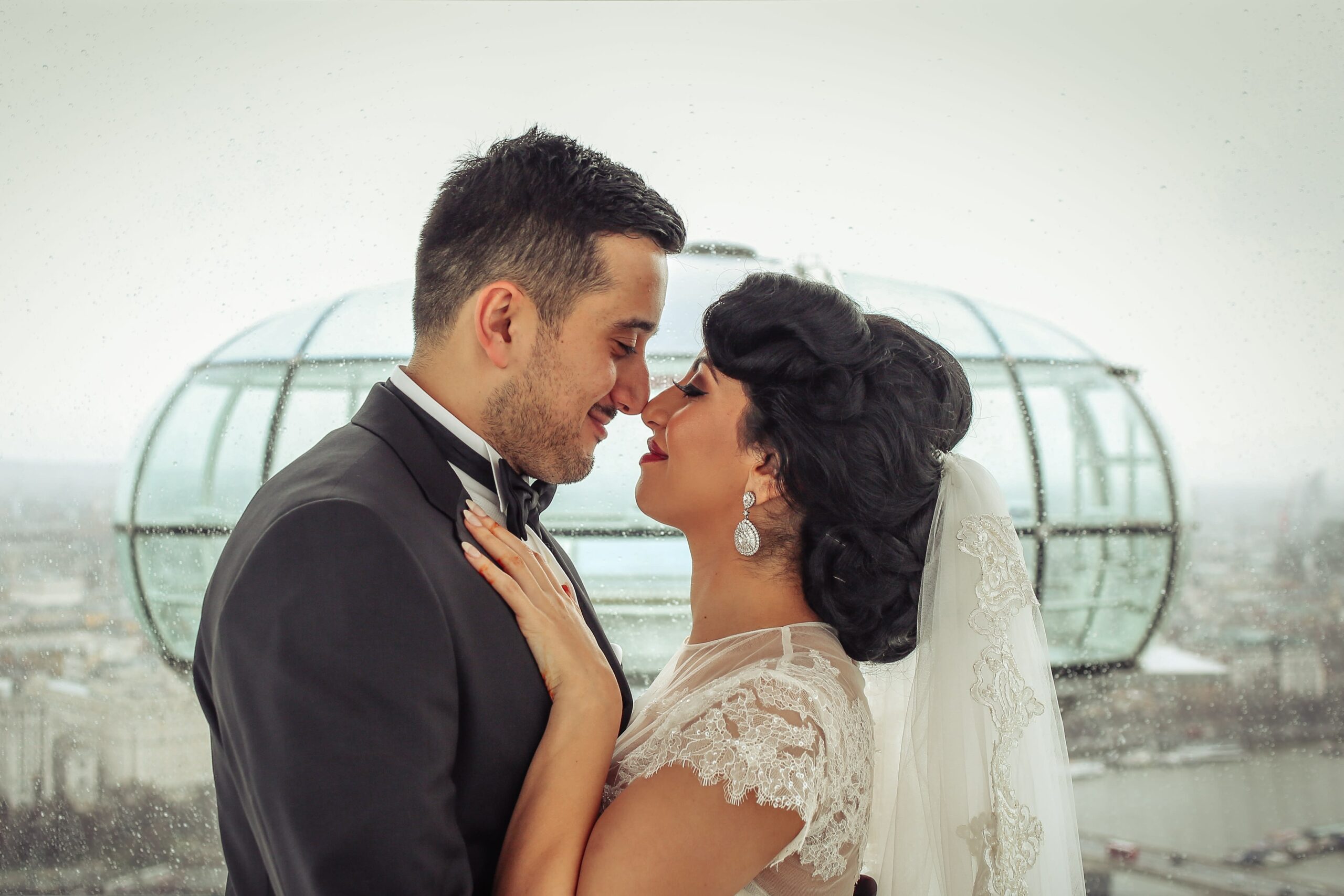 Real Wedding | Purple | Red | City | Hotel | London | London Eye | Hajley Photography #Bridebook #RealWedding #WeddingIdeas #LondonEye Bridebook.co.uk
