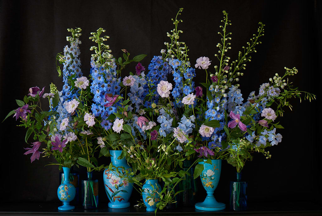 bridebook.co.uk blue flowers in blue vases