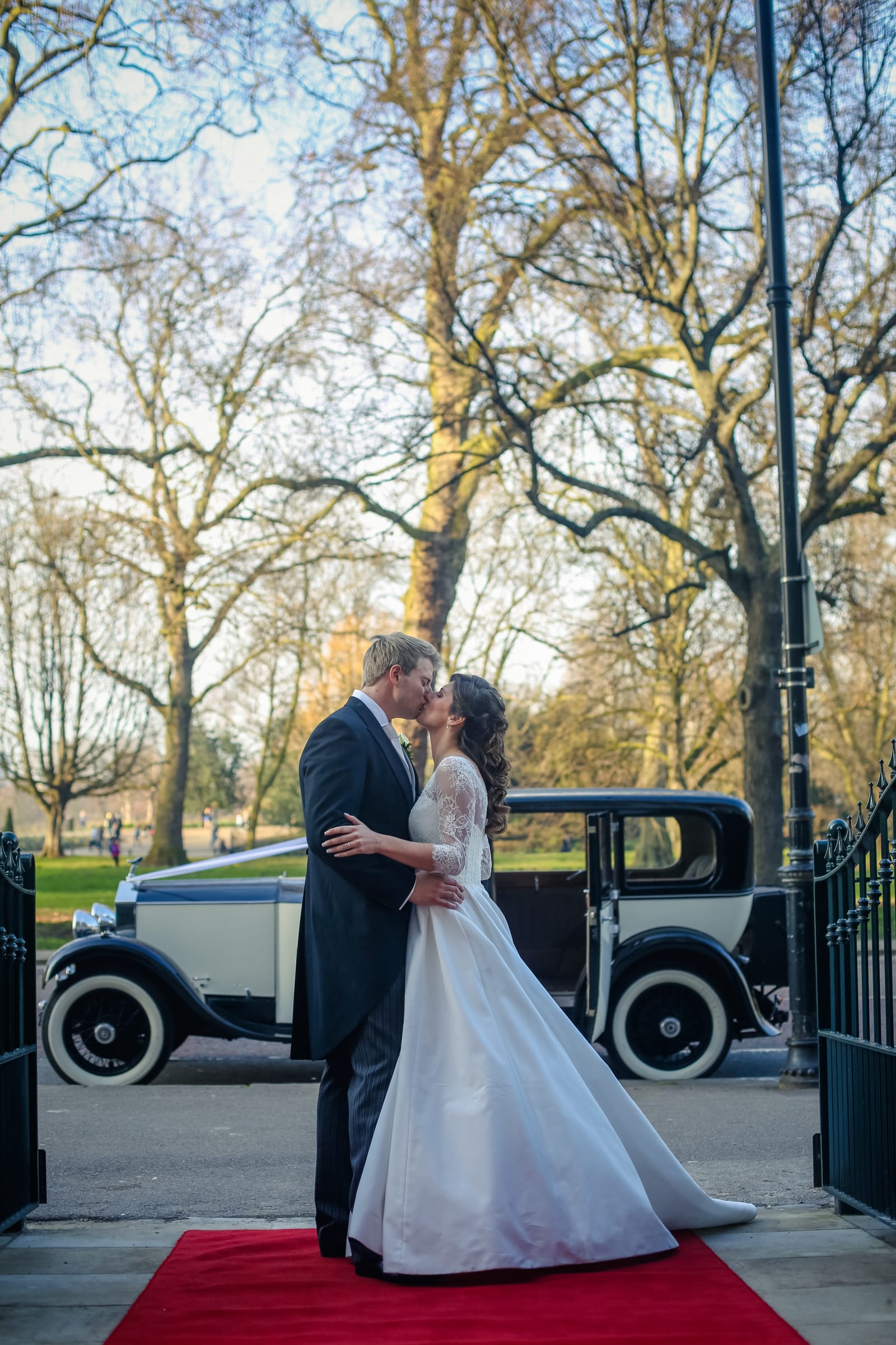 South East | Greater London | London | Autumn | Classic | Elegant | White | Gold | City Hotel | Real Wedding | Hajley Photography #Bridebook #RealWedding #WeddingIdeas Bridebook.co.uk 
