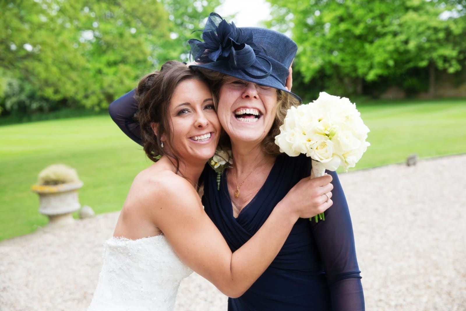 Bridebook.co.uk- bride and mother hugging and smiling