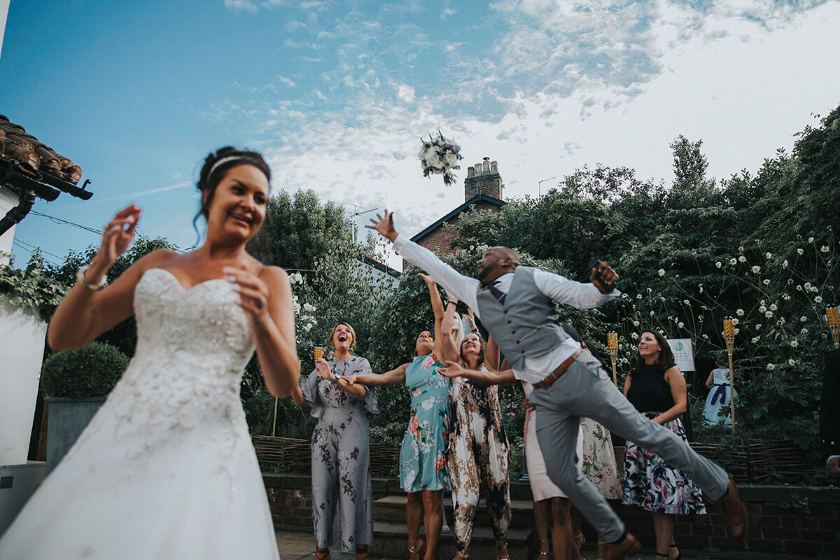 bouquet toss at a wedding, best wedding photos of 2018
