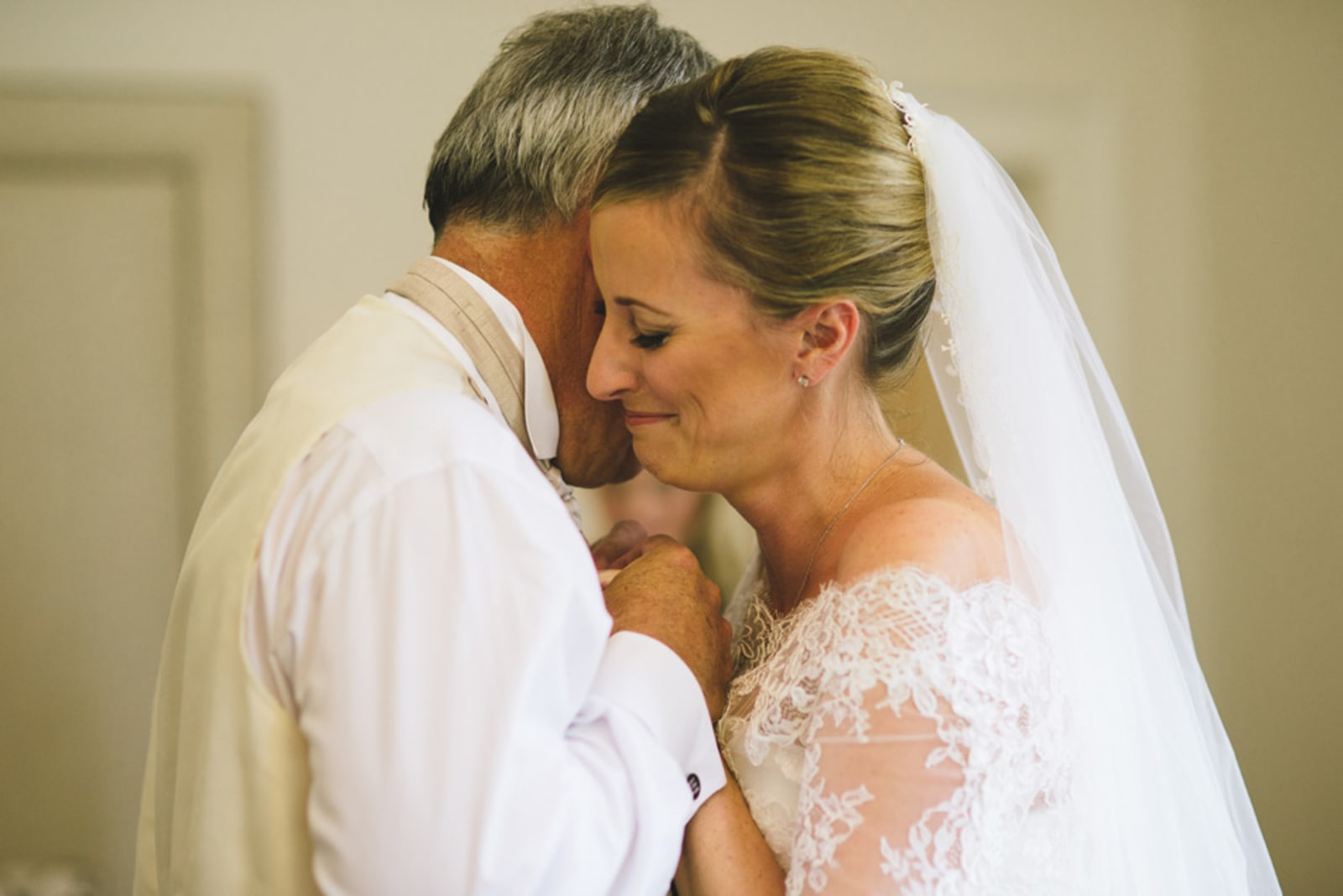 Bridebook.co.uk- father and bride hugging