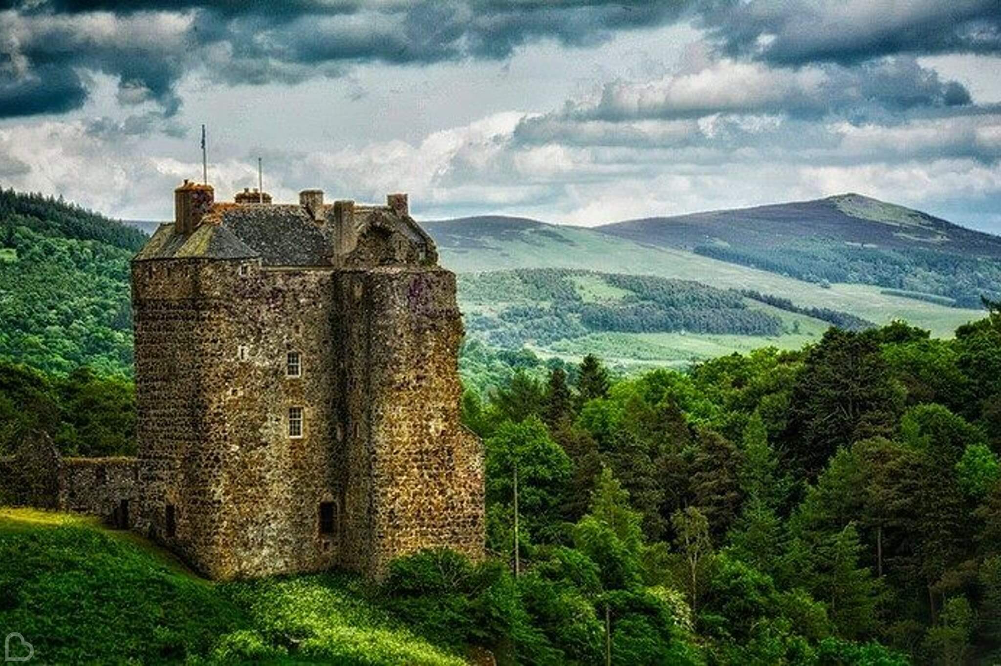neidpath castle in scotland